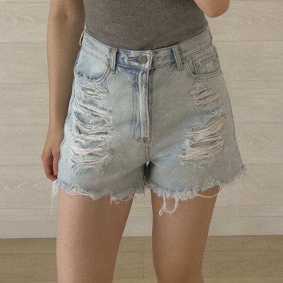 American Eagle High Rise Mom Shorts Size 4 Light Wash Distressed Denim - Picture 1 of 7